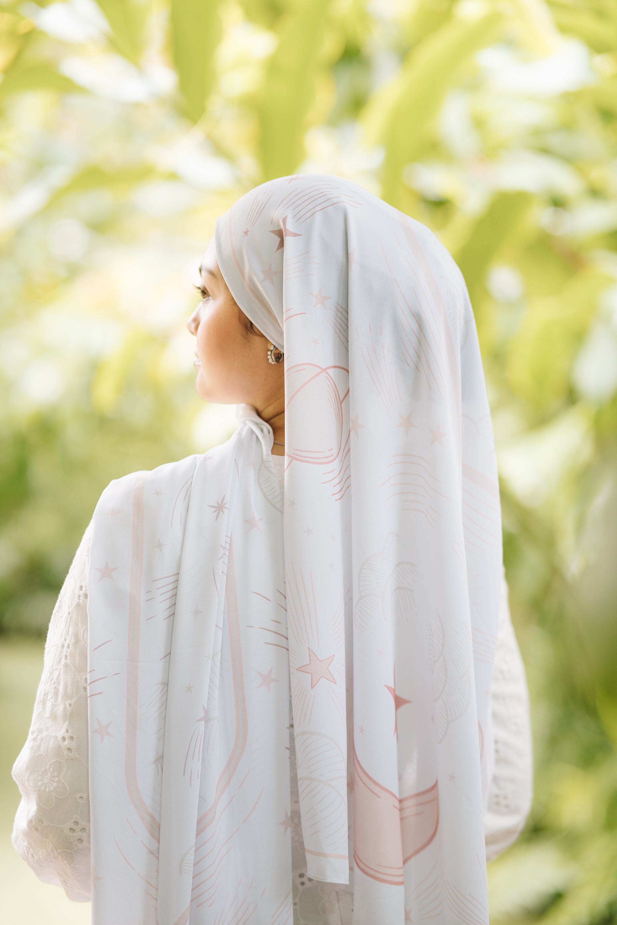 Lyra in Shawl