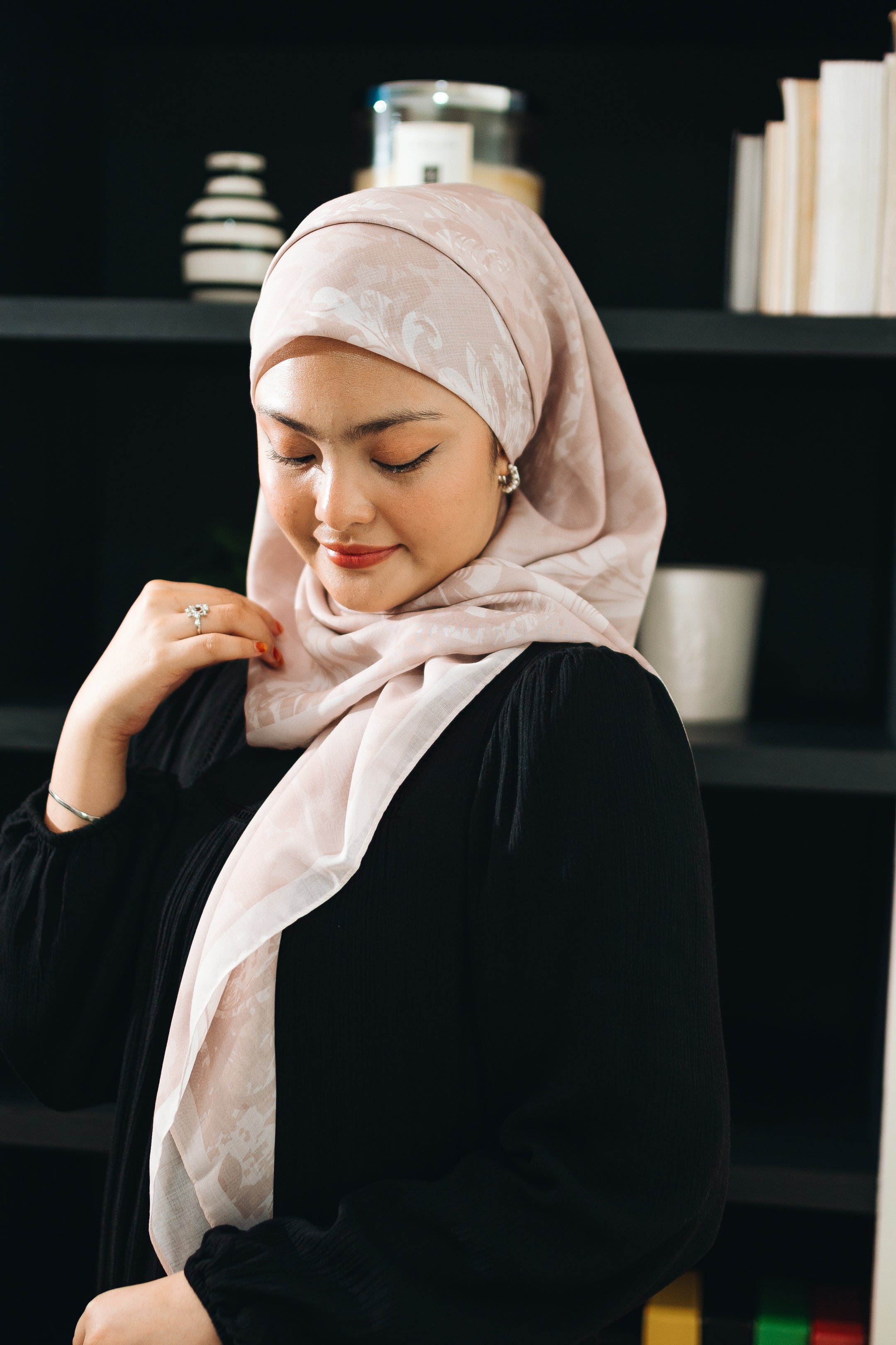 Elina Bawal in Dusty