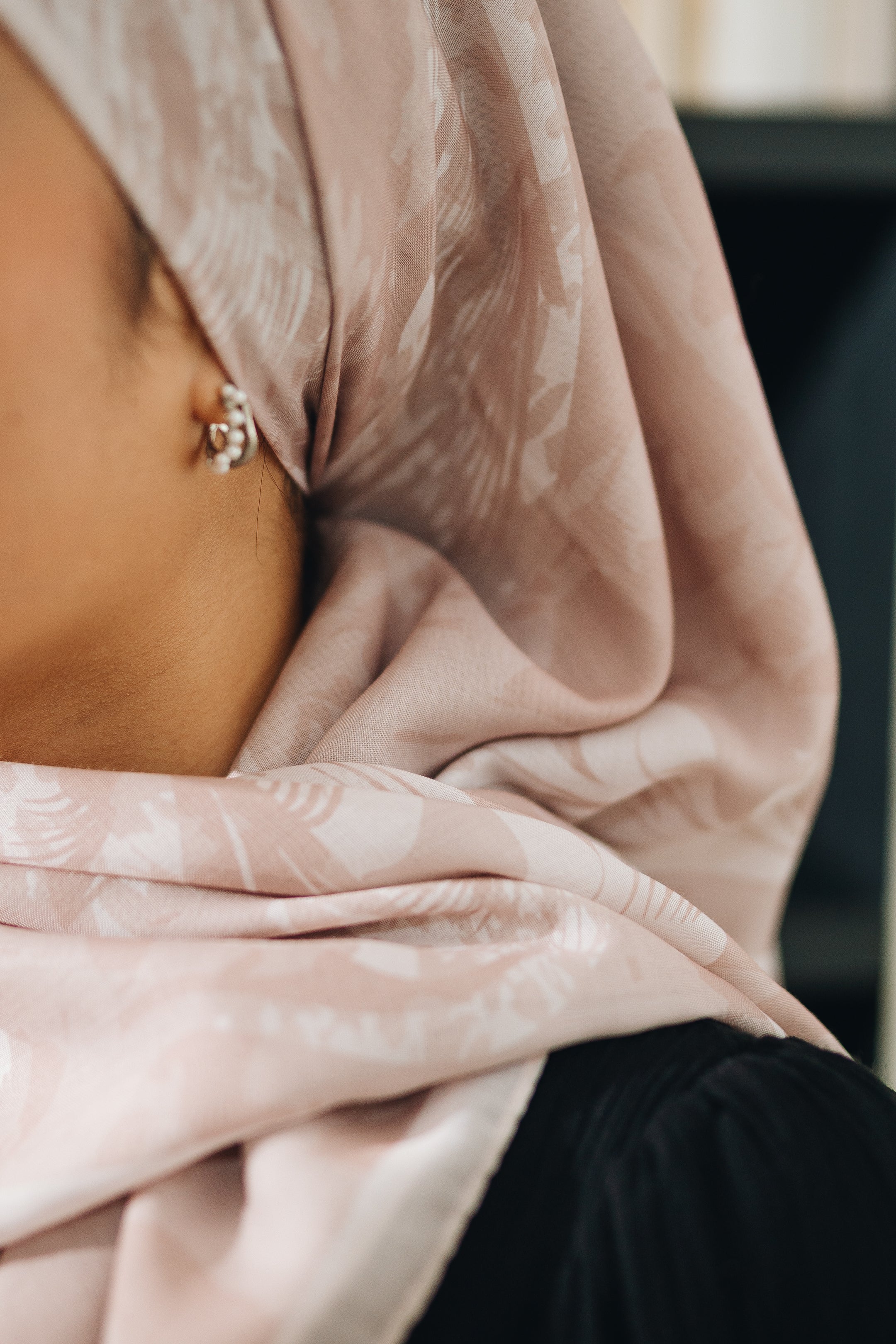 Elina Bawal in Dusty